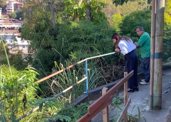 Katia Miki visita moradores e inicia obra de muro de contenção na Travessa Ernestina Duque