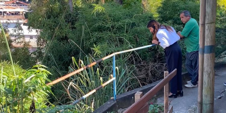 Katia Miki visita moradores e inicia obra de muro de contenção na Travessa Ernestina Duque