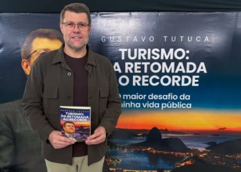 Gustavo Tutuca reúne cerca de 300 pessoas em noite de autógrafos em Volta Redonda