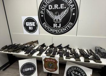 PF prende homem com 16 fuzis e quatro pistolas na Via Dutra, em Barra Mansa