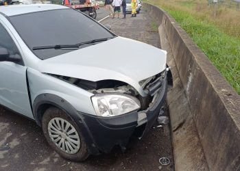 Caminhonete perde o controle e atravessa pista na Via Dutra, em Itatiaia