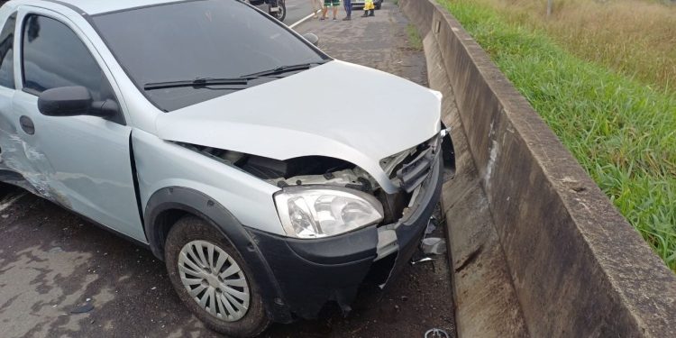 Caminhonete perde o controle e atravessa pista na Via Dutra, em Itatiaia