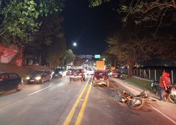 Motociclista fica ferido após bater na traseira de carro na BR-393 em Volta Redonda