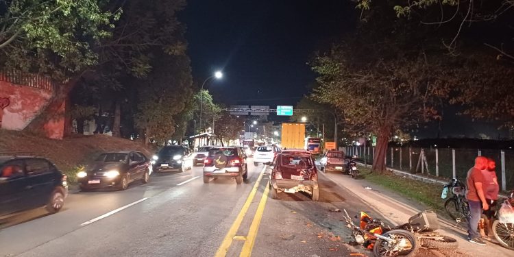 Motociclista fica ferido após bater na traseira de carro na BR-393 em Volta Redonda