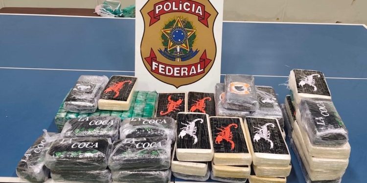 PF e PRF apreendem 52 kg de cocaína escondidos em carro na RJ-106