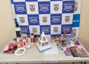 Mulher é presa suspeita de furtar produtos de três lojas no Centro de Volta Redonda