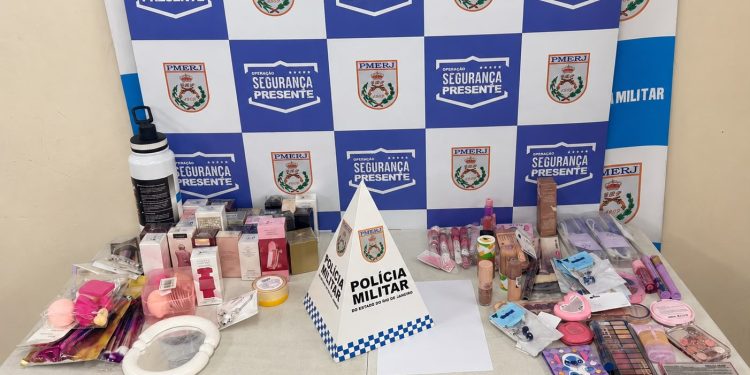Mulher é presa suspeita de furtar produtos de três lojas no Centro de Volta Redonda