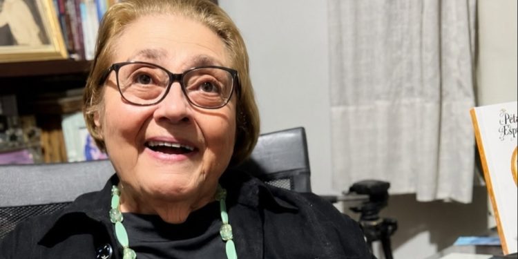Professora de 90 anos lança livro com mais de 70 anos de produção literária em Barra Mansa