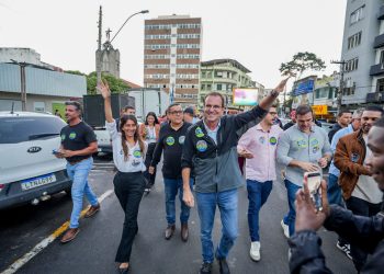 Eduardo Paes faz caminhada em Barra do Piraí ao lado da prefeita Katia Miki