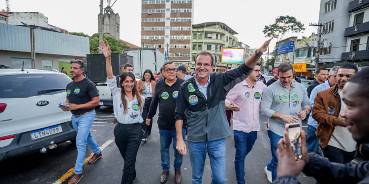 Eduardo Paes faz caminhada em Barra do Piraí ao lado da prefeita Katia Miki