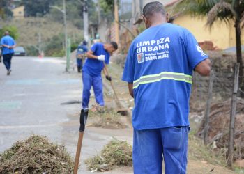 Mutirão de limpeza atende moradores do bairro Getúlio Vargas em Barra Mansa