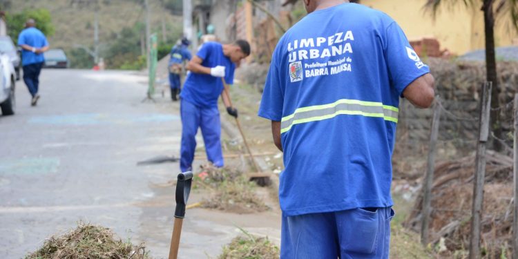Mutirão de limpeza atende moradores do bairro Getúlio Vargas em Barra Mansa