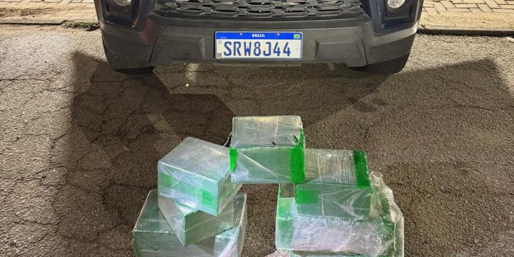 PRF apreende 55 quilos de cocaína após motorista fugir de abordagem na BR-393