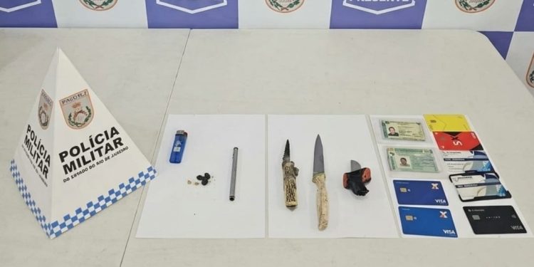 Homem é preso com drogas, armas e documentos em rodoviária de Volta Redonda