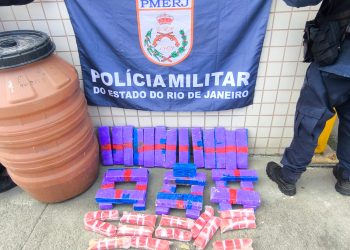 PM apreende 25 quilos de maconha escondidos em tonel em Paraty