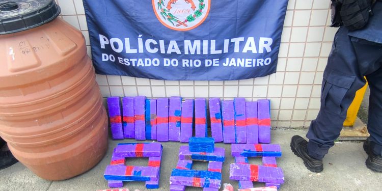 PM apreende 25 quilos de maconha escondidos em tonel em Paraty