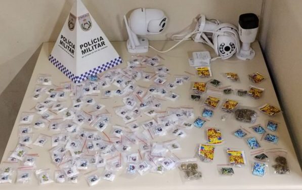 Polícia apreende quase 200 sacolés de maconha e câmeras de monitoramento em Paraty