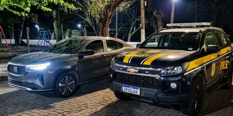 PRF recupera carro avaliado em R$ 113 mil na Dutra, em Resende