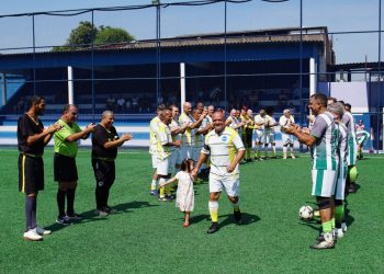 Jogo das Estrelas reúne ex-jogadores e arrecada alimentos em Barra Mansa