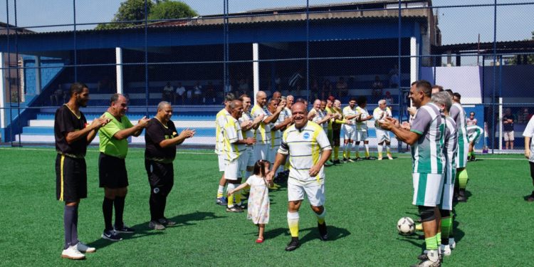 Jogo das Estrelas reúne ex-jogadores e arrecada alimentos em Barra Mansa