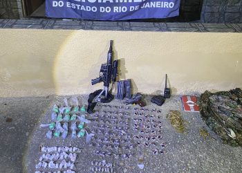 PM apreende fuzil 5.56, pistola 9mm, drogas e roupas camufladas no Surubi