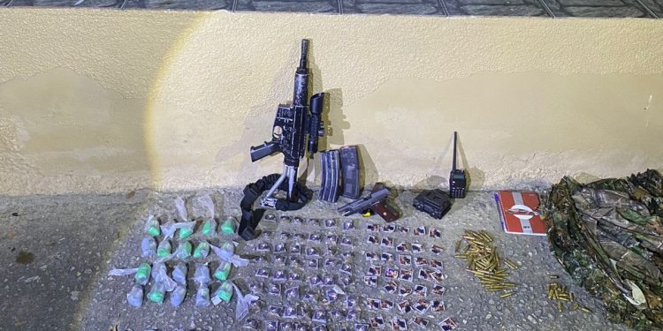 PM apreende fuzil 5.56, pistola 9mm, drogas e roupas camufladas no Surubi