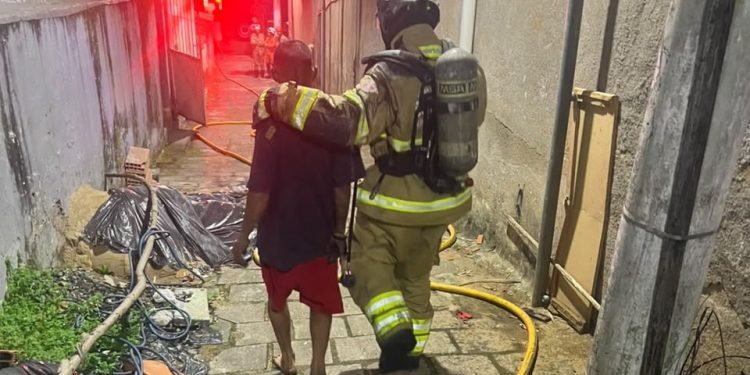Incêndio em casa de acumuladores em Volta Redonda mata 11 cães e deixa duas pessoas feridas