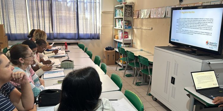 Professores de Barra Mansa compartilham práticas em ciclo de formação da rede municipal