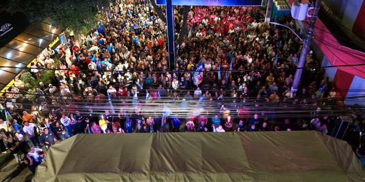 Fernando Jordão e Célia Jordão fazem caminhada e comício em Angra