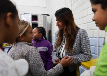 Katia Miki visita Escola Hélio Cruz e acompanha obras do programa Minha Escola + Bonita