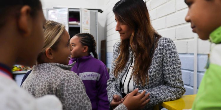 Katia Miki visita Escola Hélio Cruz e acompanha obras do programa Minha Escola + Bonita
