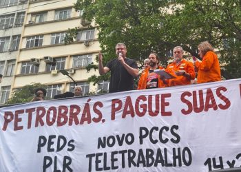 Lindbergh Farias defende o fim dos equacionamentos durante ato dos petroleiros no Rio