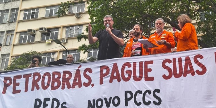 Lindbergh Farias defende o fim dos equacionamentos durante ato dos petroleiros no Rio