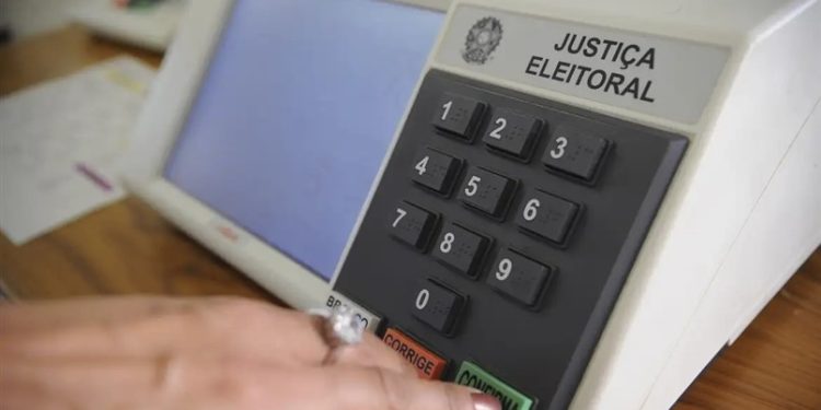 Excesso de informações nas redes sociais aumenta desafio contra a desinformação nas eleições
