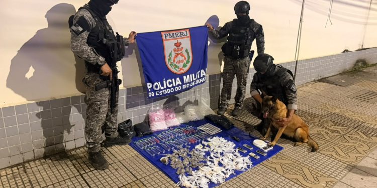 PM apreende drogas avaliadas em R$ 16,5 mil em imóvel abandonado de Volta Redonda