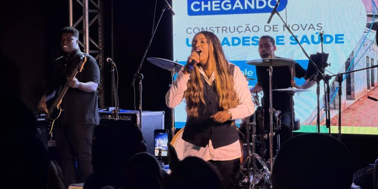 Aviva Ipiabas reúne centenas de fiéis com show de Raquel Olliver