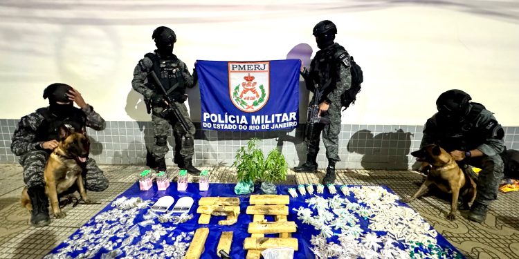 BAC apreende pistola 9mm e mais de 1,6 mil porções de drogas em Volta Redonda