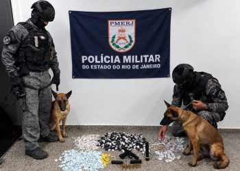 PM apreende drogas, pistola e munições durante operação em comunidade de Resende
