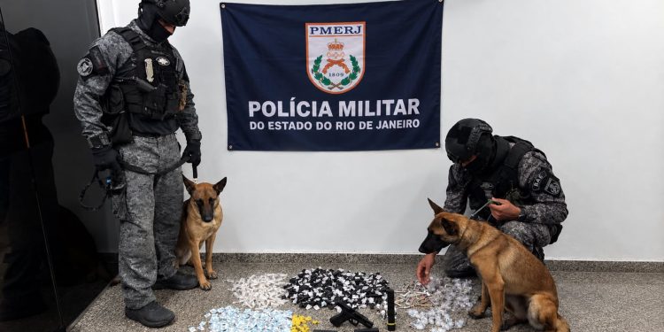 PM apreende drogas, pistola e munições durante operação em comunidade de Resende