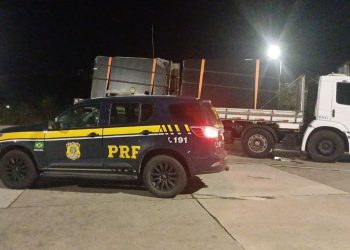 Caminhão com chapas de granito é flagrado com quase 14 toneladas de excesso na Dutra