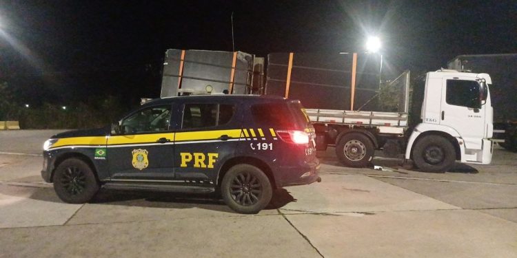 Caminhão com chapas de granito é flagrado com quase 14 toneladas de excesso na Dutra
