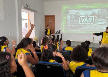 PRF lança projeto que usa futebol para ensinar segurança no trânsito a crianças no RJ