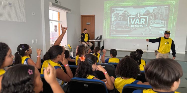 PRF lança projeto que usa futebol para ensinar segurança no trânsito a crianças no RJ
