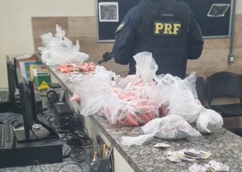Homem é preso com mais de 3 mil pedras de crack e 500 pinos de cocaína na Dutra, em Volta Redonda