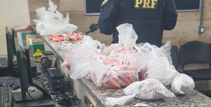 Homem é preso com mais de 3 mil pedras de crack e 500 pinos de cocaína na Dutra, em Volta Redonda
