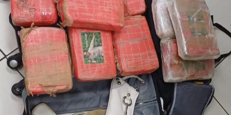 PRF apreende arma e drogas durante Operação Divisas na BR-040