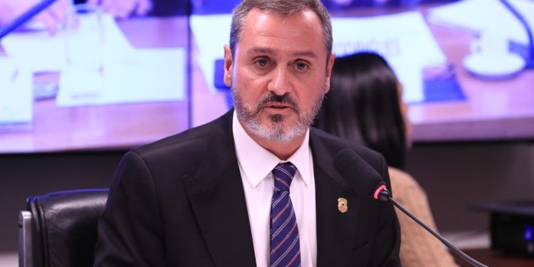 Fachin suspende decisões de Mendonça e Dino sobre diretor da PF