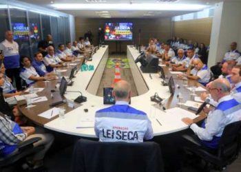 Governador do Rio recebe agentes cadeirantes da Operação Lei Seca no Rio