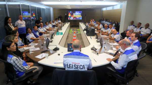 Governador do Rio recebe agentes cadeirantes da Operação Lei Seca no Rio