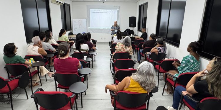 Oficina em Barra Mansa orienta artesãos sobre comportamento e gestão de negócios